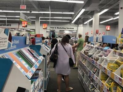 美國(guó)開(kāi)學(xué)季將至 華人家長(zhǎng)買文具省錢經(jīng)驗(yàn)多